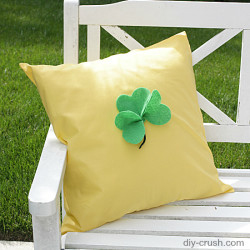 9-Step Free St.Patrick’s Day Clover With Pillow Tutorial