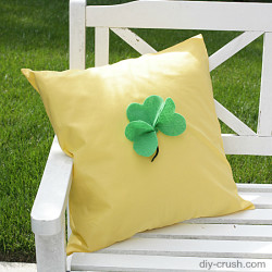 9-Step Free St.Patrick's Day Clover With Pillow Tutorial