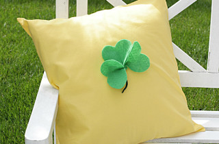 9-Step Free St.Patrick's Day Clover With Pillow Tutorial