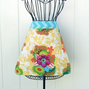Sew this pretty apron in just 1 hour! Perfect for Mother's Day and any other occassion | DIY Crush