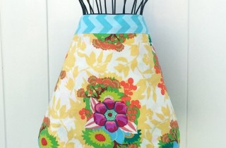 Sew this pretty apron in just 1 hour! Perfect for Mother's Day and any other occassion | DIY Crush