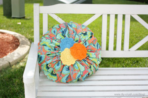 Make a round pillow case with this easy sewing pattern. Now at DIY Crush