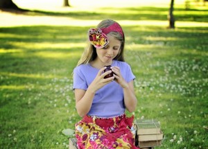 Cute Lace Headband with Flower Pin. A free tutorial by DIY Crush