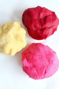 Learn how to make playdough with healthier and safter ingredients. Get crafting with your kids! See this reader submission at DIY Crush today!