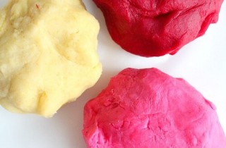 Learn how to make playdough with healthier and safter ingredients. Get crafting with your kids! See this reader submission at DIY Crush today!