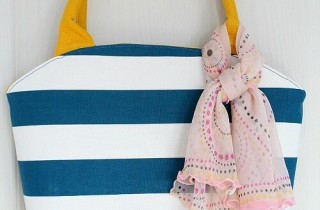 Free Tote Bag Pattern. This pretty bag features a unique rounded opening and holds a lot of stuff. Great bag for the beach, pool or to go shopping with | DIY Crush