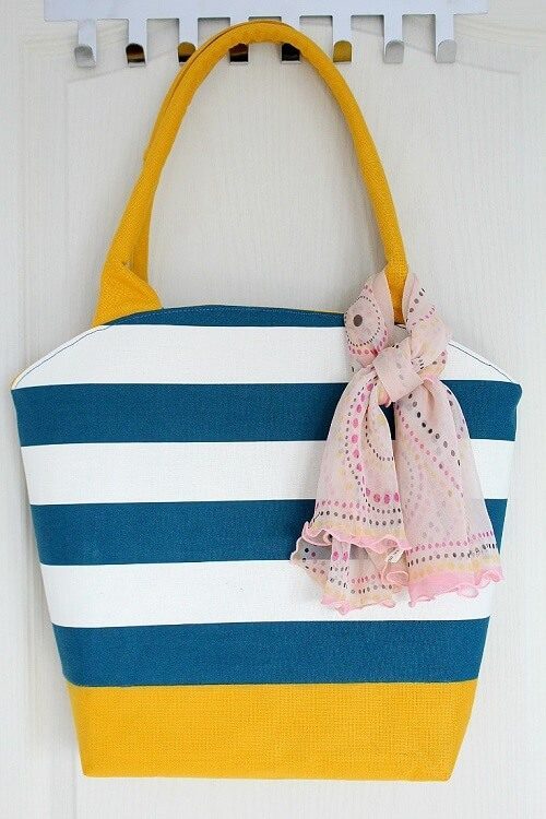 Free Tote Bag Pattern. This pretty bag features a unique rounded opening and holds a lot of stuff. Great bag for the beach, pool or to go shopping with | DIY Crush