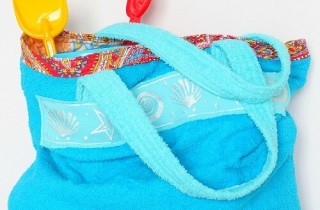 Free Towel Beach Bag Tutorial. Sew this from an old towel or get some on sale. This bag is perfect for the beach or pool. Make one today | DIY Crush