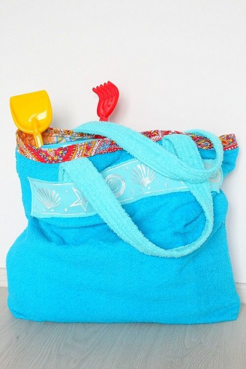 Free Towel Beach Bag Tutorial. Sew this from an old towel or get some on sale. This bag is perfect for the beach or pool. Make one today | DIY Crush