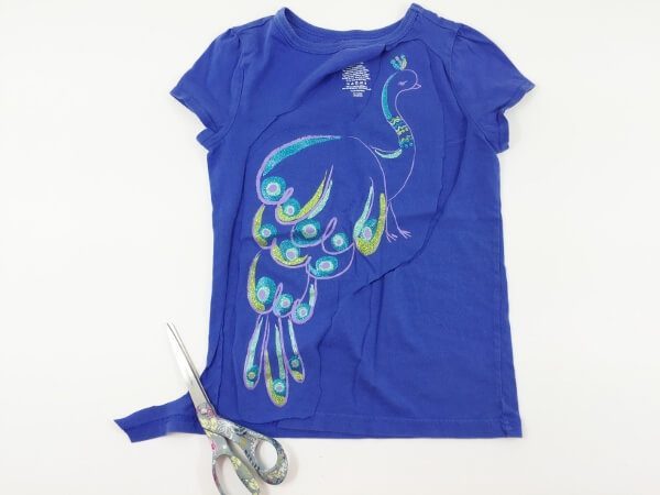 Salvaging her favorite t-shirt. This tutorial shows you how you can preserve a graphic from a t-shirt and sew it to a new, larger t-shirt DIY Crush