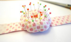 Wrist pincushion DIY