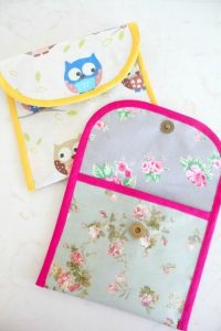 This easy reusable snack bag tutorial is for sewing a cute bag for your kids to take to kindergarten or school.