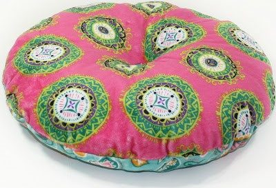 Free round pillow sewing pattern. Round cushion pattern to sew.