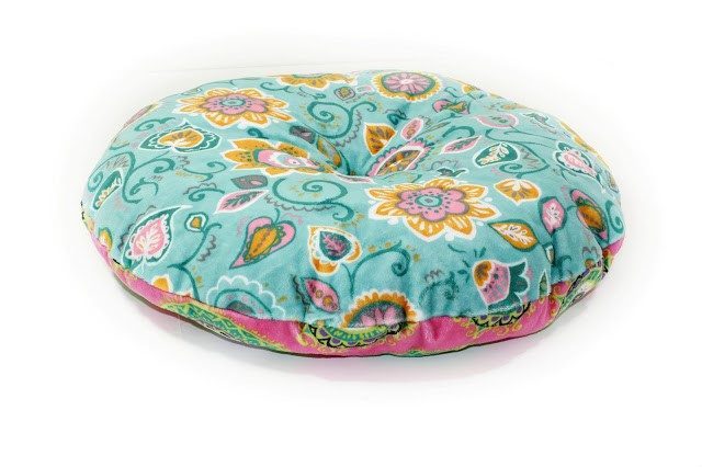 https://www.diy-crush.com/wp-content/uploads/2016/11/Free-round-pillow-sewing-pattern-12.jpg