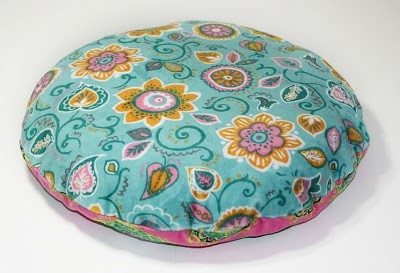 Free round pillow sewing pattern.