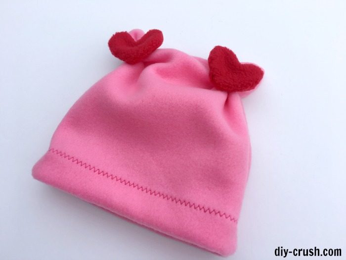 Fleece hat pattern with hearts | DIY Crush