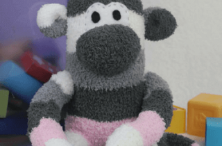 Socks make sock monkeys - a free tutorial on how to make a sock monkey in easy steps. Perfect beginner tutorial.